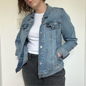 Levi’s original denim jean trucker jacket - light wash women’s L